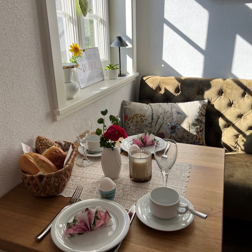 Gedeckter Frühstückstisch im Gastraum HUGO 1